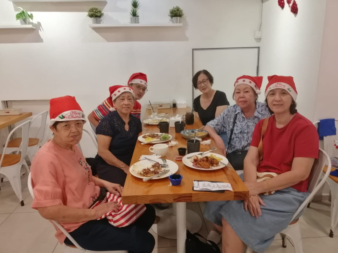 陈丽玉（左二）与组员聚餐，庆祝圣诞节。