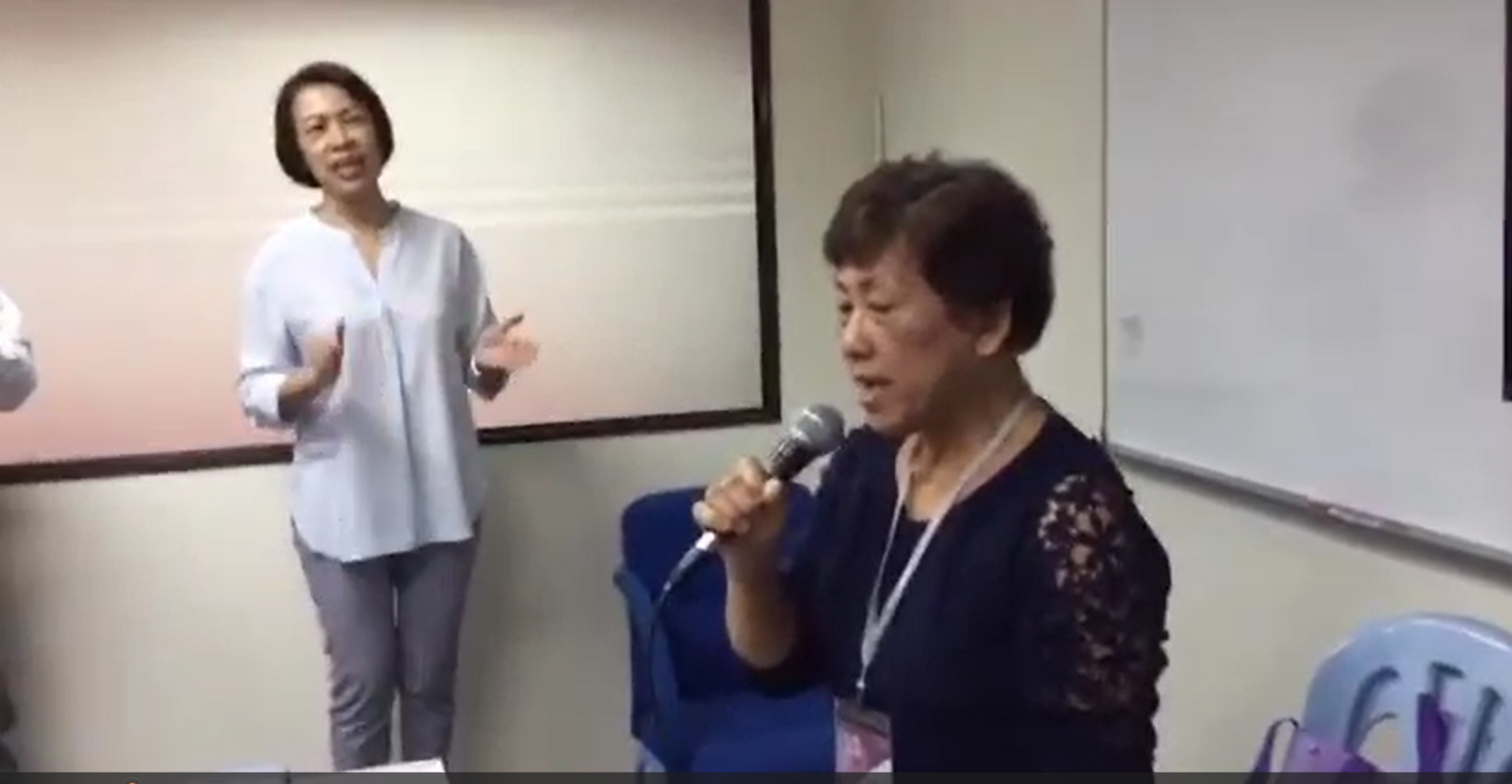 陈丽玉在领袖班学习带领敬拜