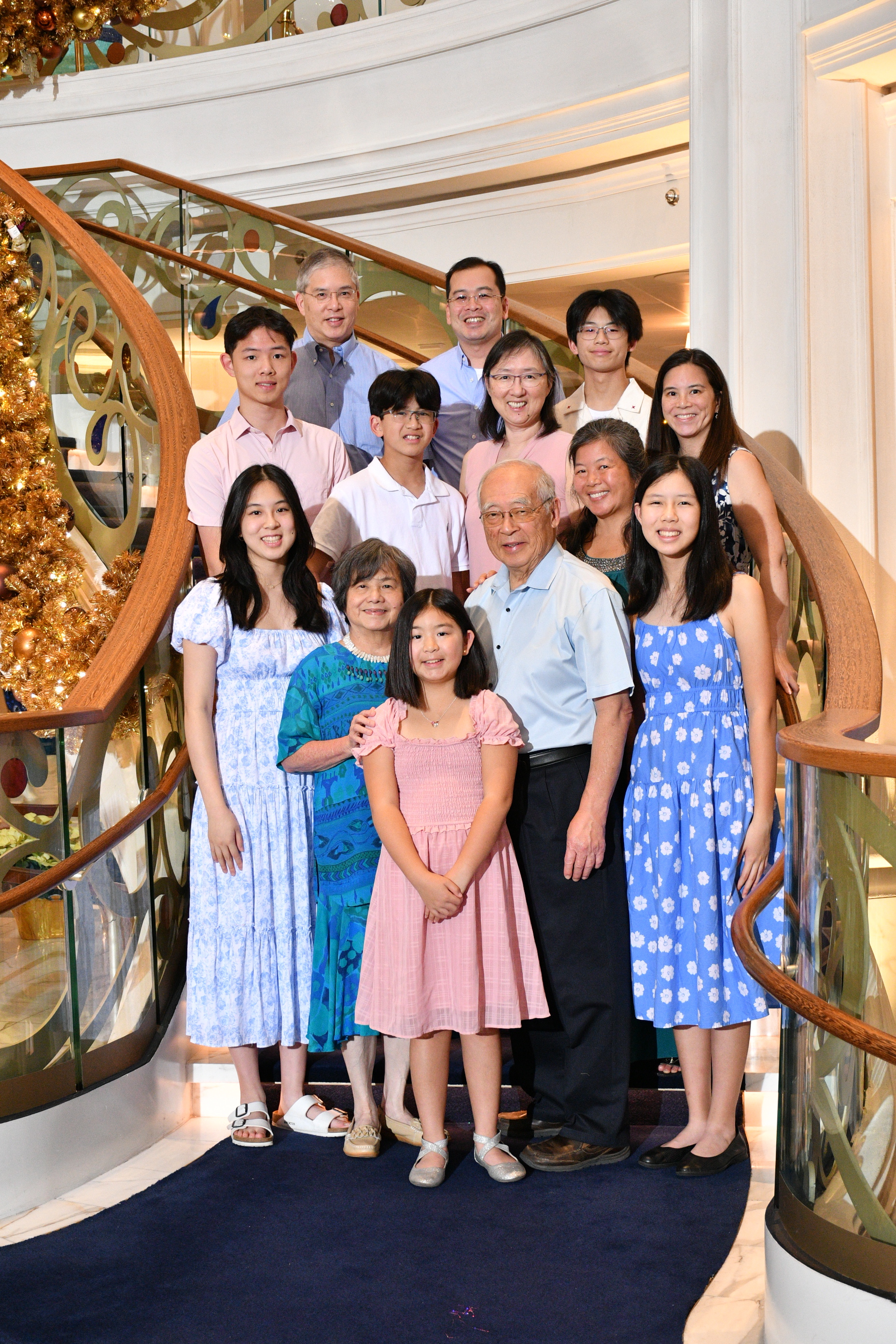 梁英振夫妇与孩子们以及孙辈的合影。