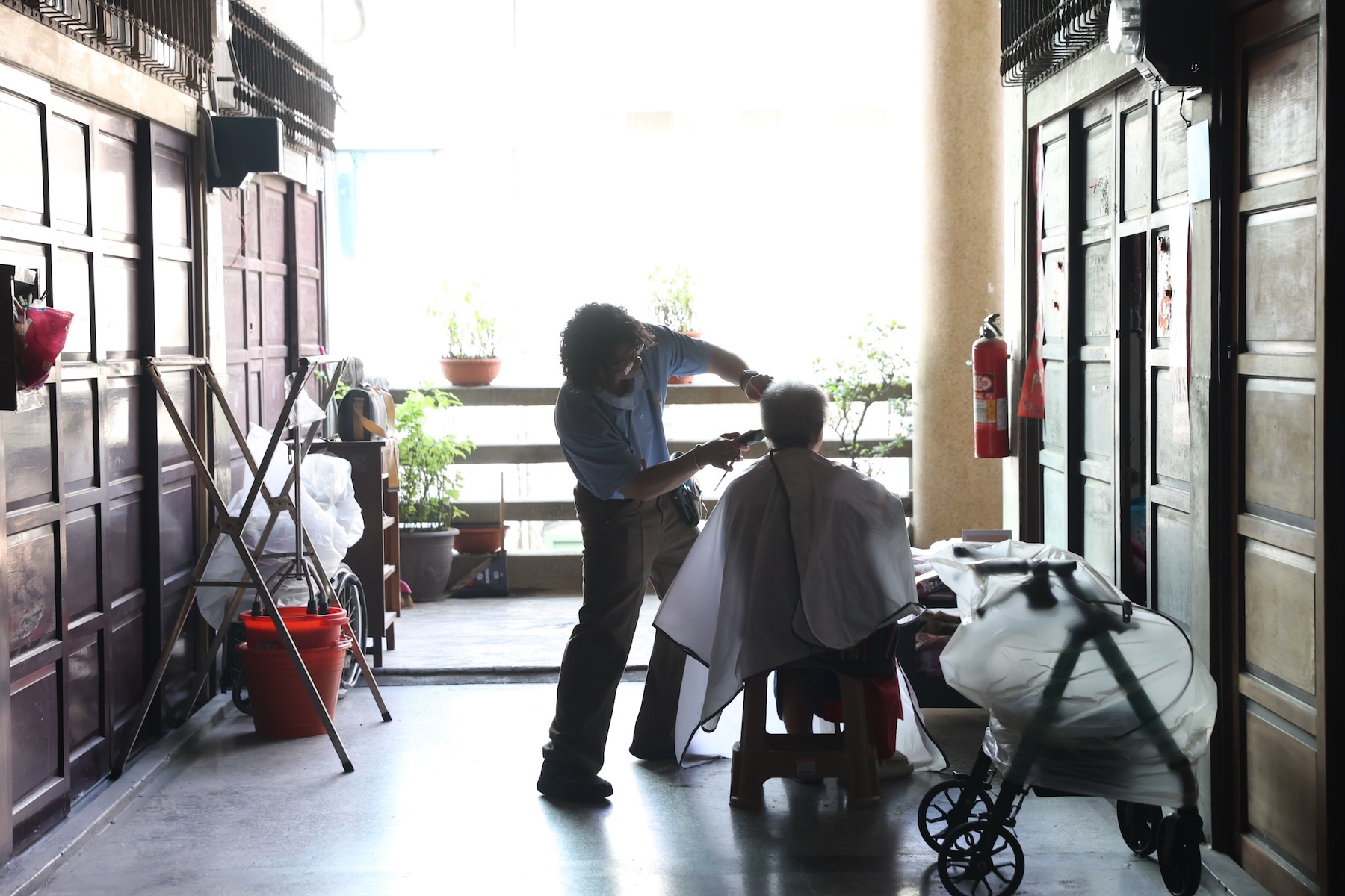 幸福巴士志工耐心地為阿嬤修整頭髮。(圖/救助協會提供)