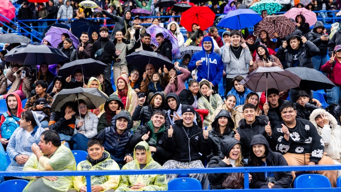  信徒冒雨參加佈道會。（翻攝自billygraham.org）