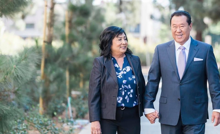 與妻子蘇．安共同創立收穫磐石教會。