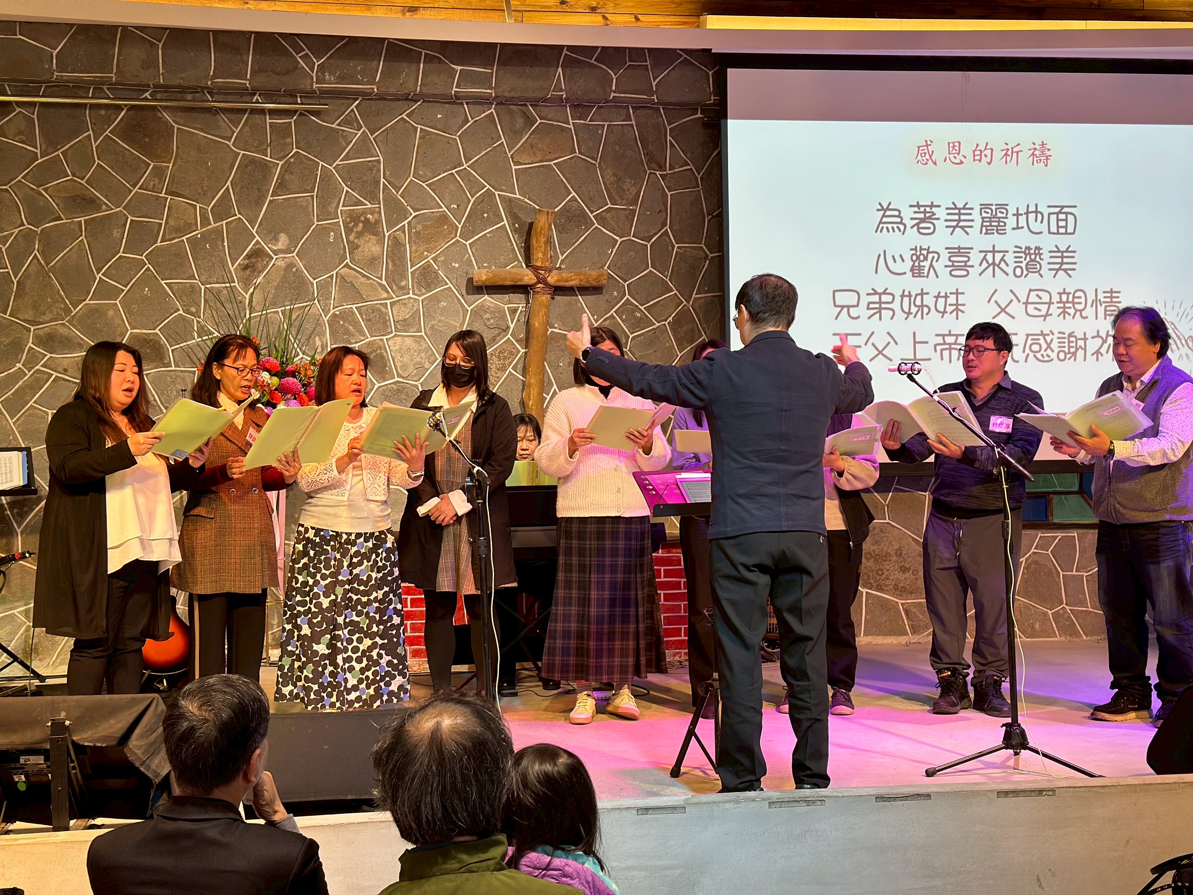 聖望教會的詩班帶來〈感恩的祈禱〉，感謝神賜下的恩典與孫師母當年帶給他們的幫助。（芥菜種會提供）