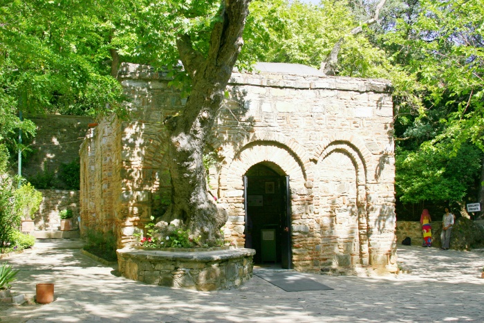 以弗所附近傳統上被視為馬利亞晚年寓所的石屋聖地。（Wikimedia）