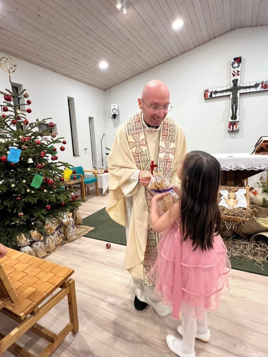 湯馬茲．邁森神父親切問候小信徒。（翻攝自FB@Pater Tomaž Majcen）