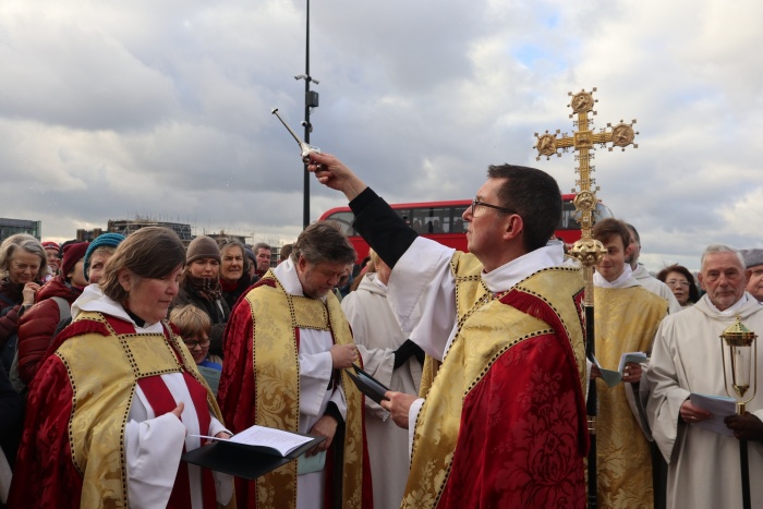 南華克主教座堂走上倫敦橋進行祝福儀式。（翻攝自FB@Southwark Catrhedral）