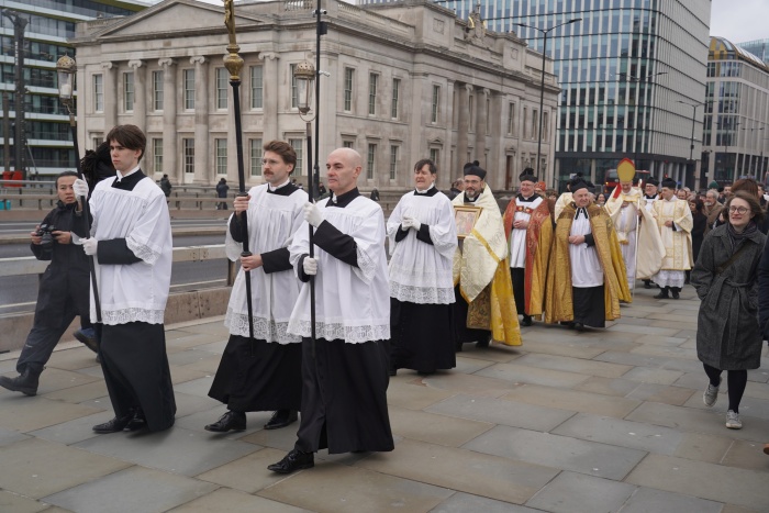 殉道者聖馬格努斯教會的神職人員從教會走到倫敦橋。（翻攝自FB@St Magnus the Martyr, London Bridge）