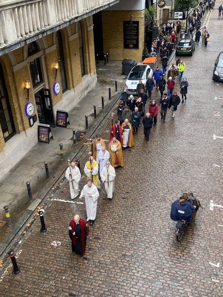 南華克大教堂的神職人員在往倫敦橋的路上。（翻攝自londonist,com）