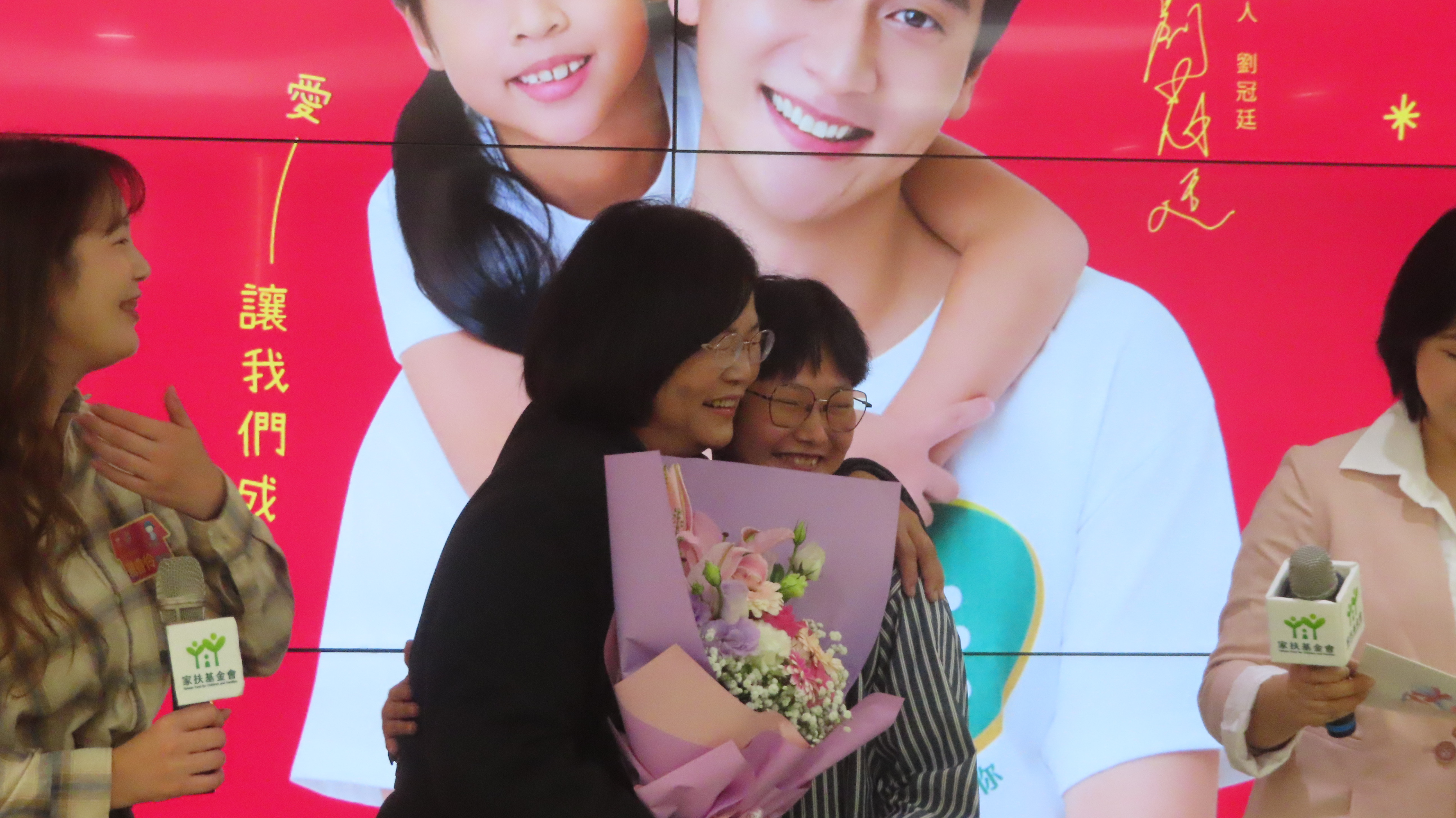 小瑩和寶惠媽媽擁抱打氣。(圖/梁敬彥攝影)