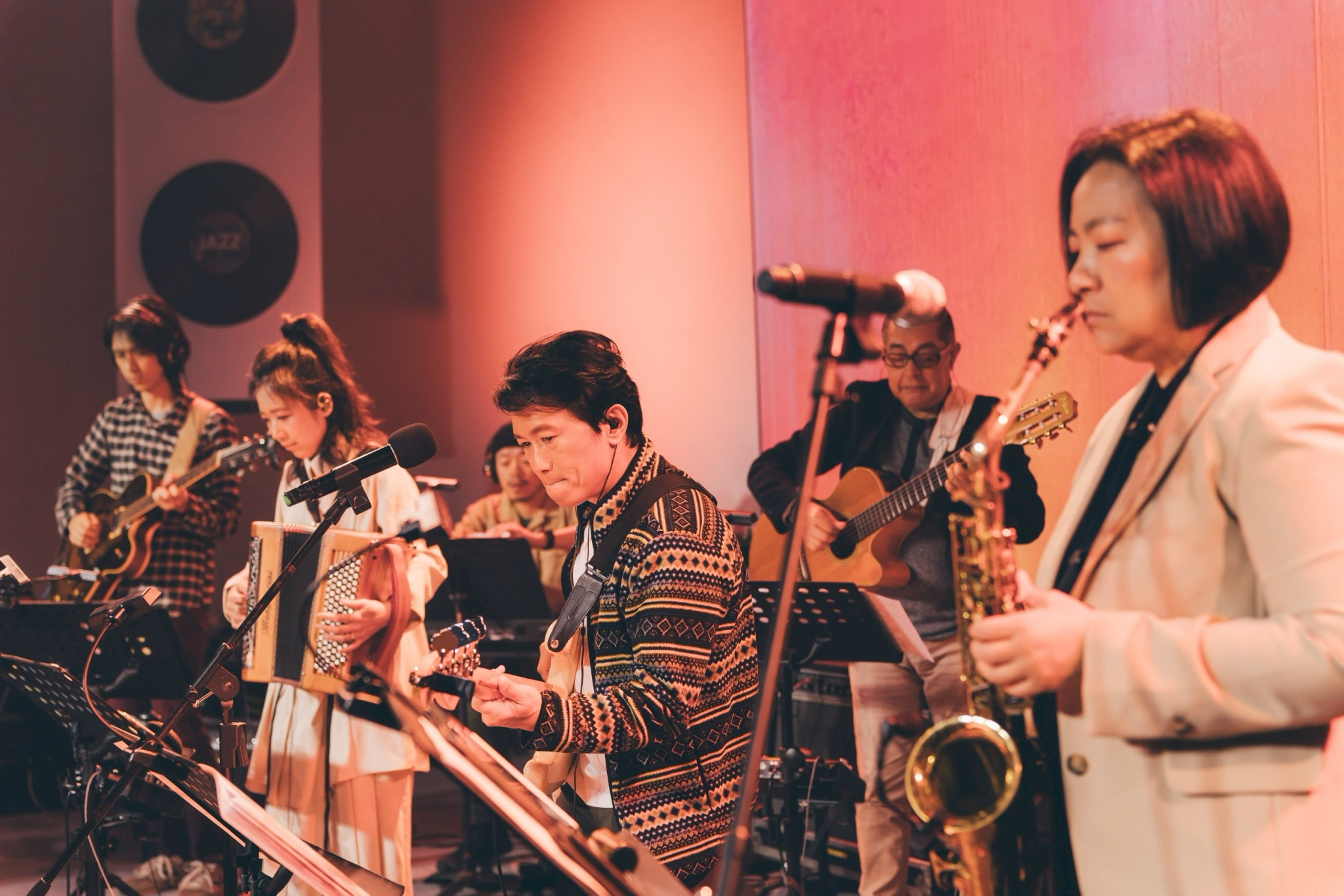 〈我想的自由〉爵士黑膠專輯製作人 Ronnie Lampas， ( 中) ，薩克斯風樂手的楊曉恩(右)。(圖/救世傳播協會提供)