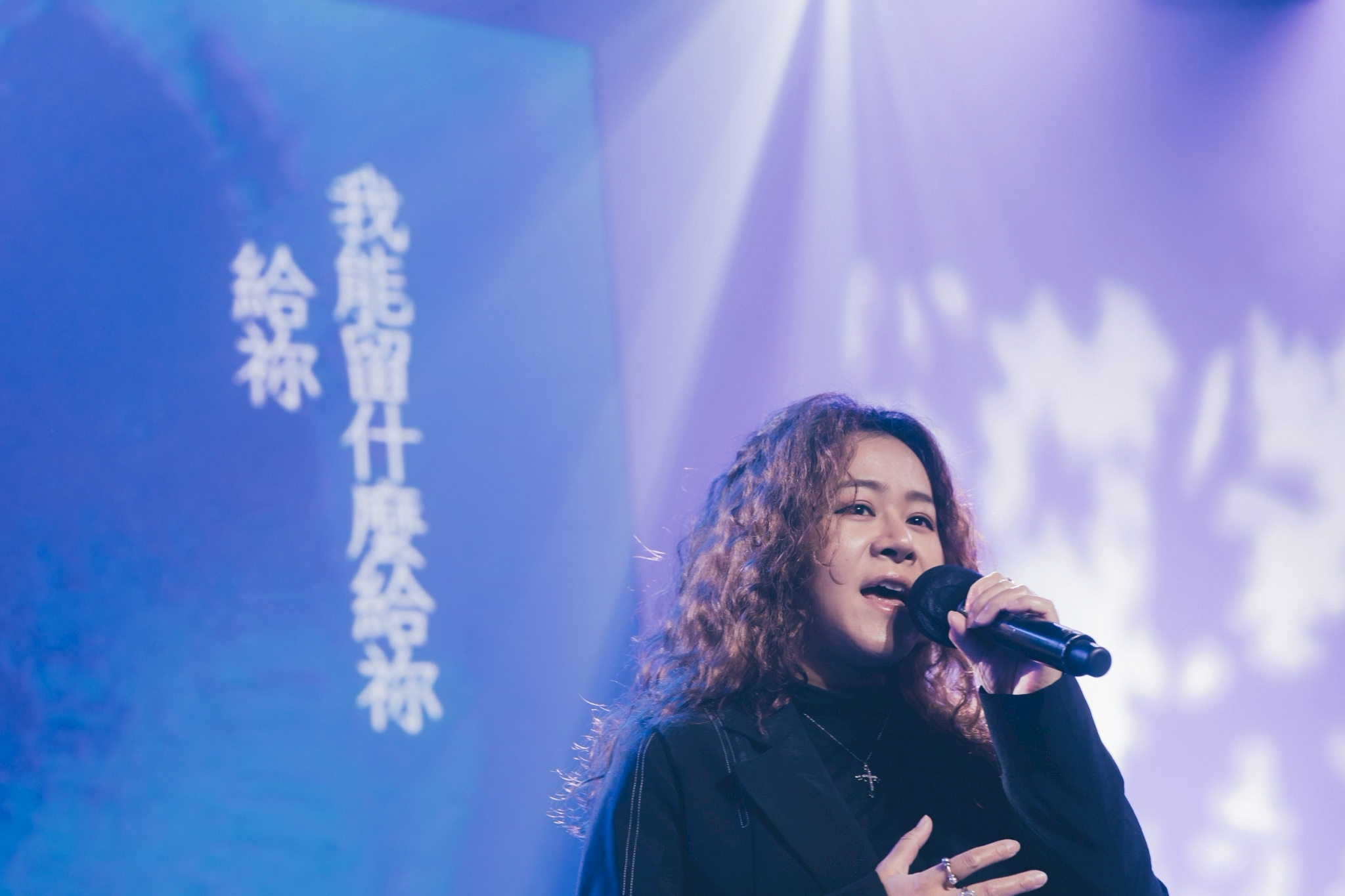 超偶歌手楊蒨時，以渾厚而深情的嗓音演唱。(圖/救世傳播協會提供)