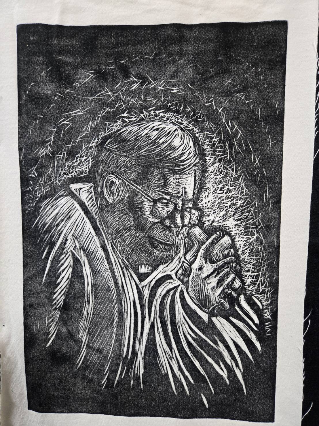 龐牧師的兒子龐亮軒以〈父親的祈禱〉創作的木刻版畫（圖/梁敬彥攝影）