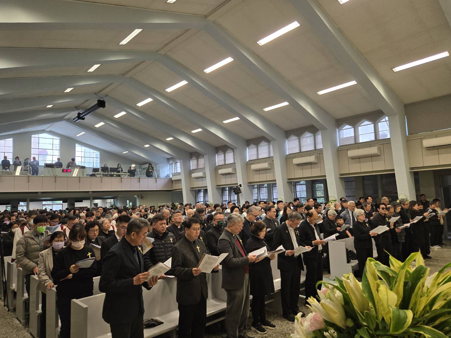 參與追思禮拜眾人獻詩。（圖/梁敬彥攝影）