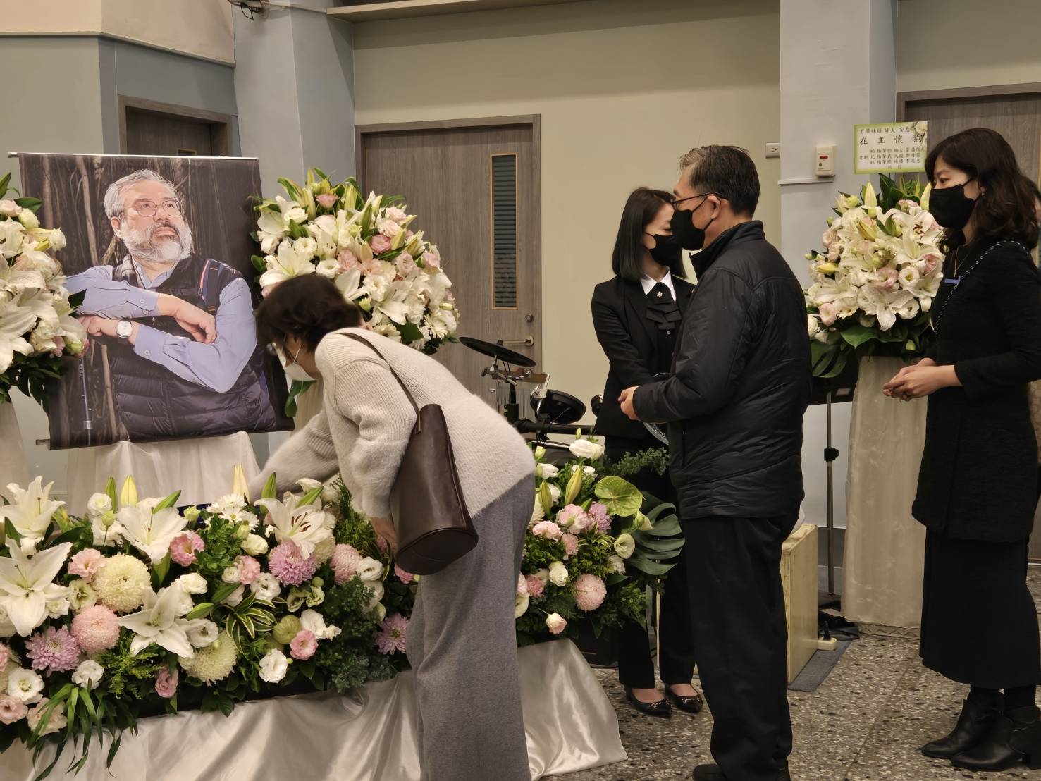 獻花。（圖/梁敬彥攝影）