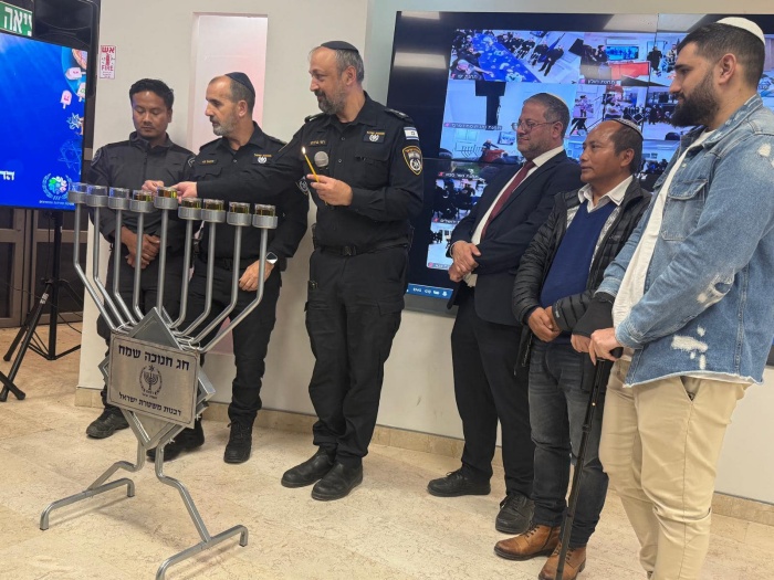 加入以色列IDF的瑪拿西後裔陣亡後，以色列政府為其從印度趕來奔喪的家人舉行記者會。（翻攝自FB@Shavei Israel）