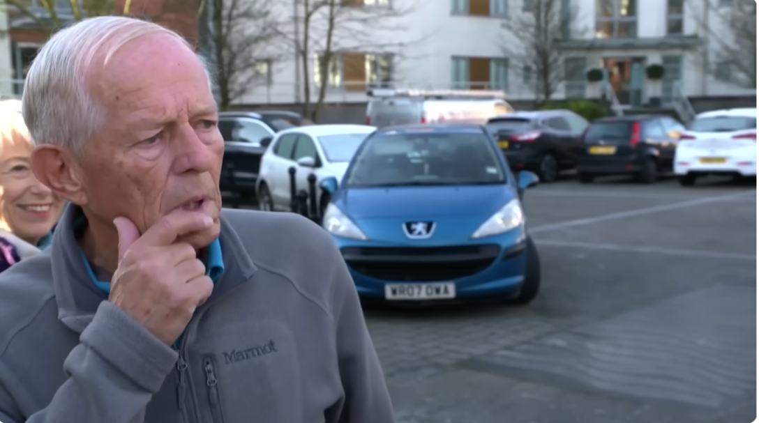 記者堵到約翰．史密斯並要採訪他時，他表情閃避。