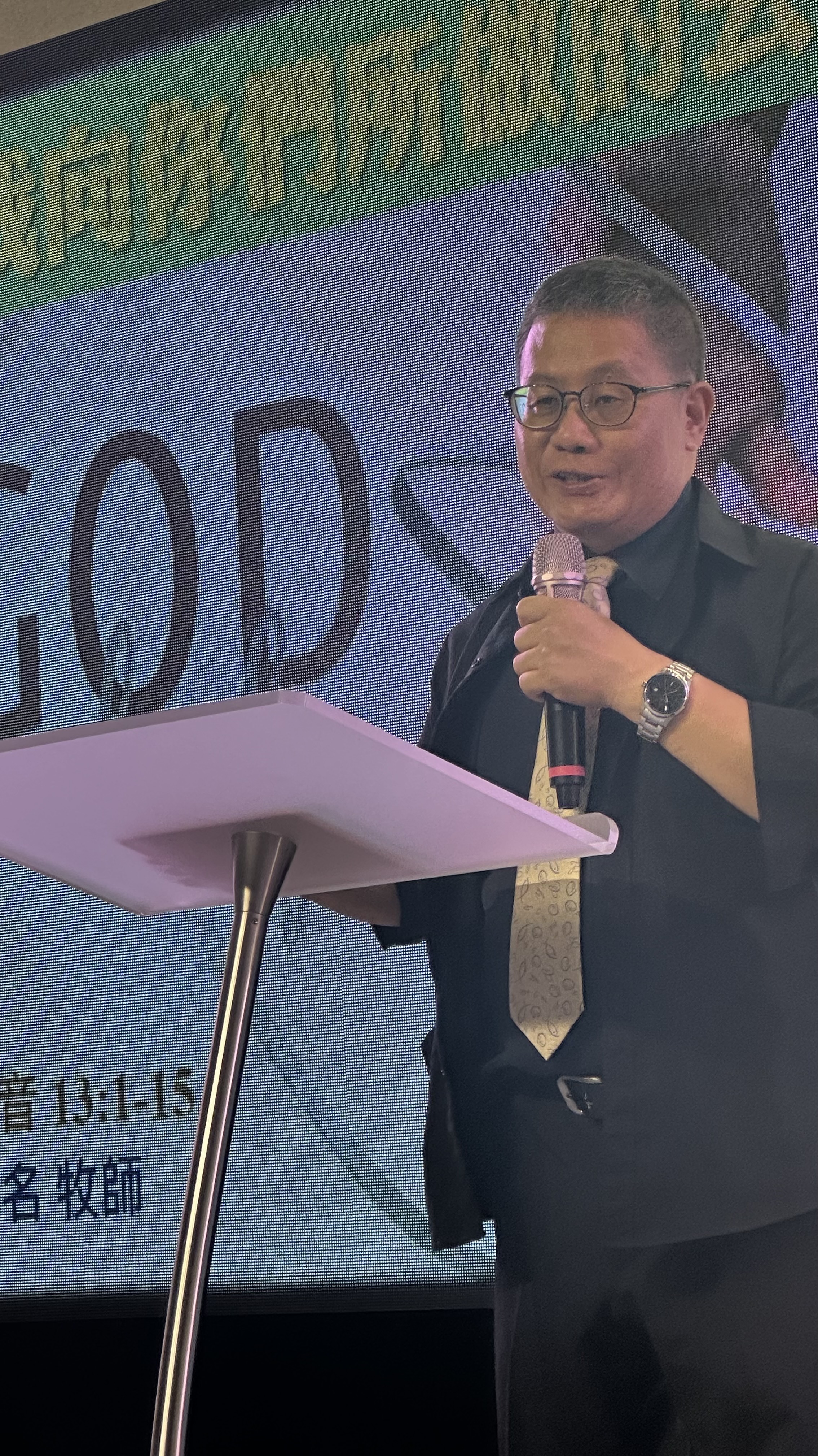 本身也是銀髮族的尹可名牧師。