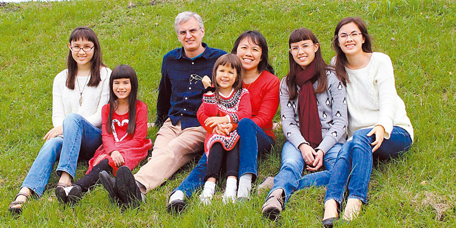 林奐均和夫婿印主烈，以及女兒們合影。（仁愛改革宗教會徐姊妹提供）