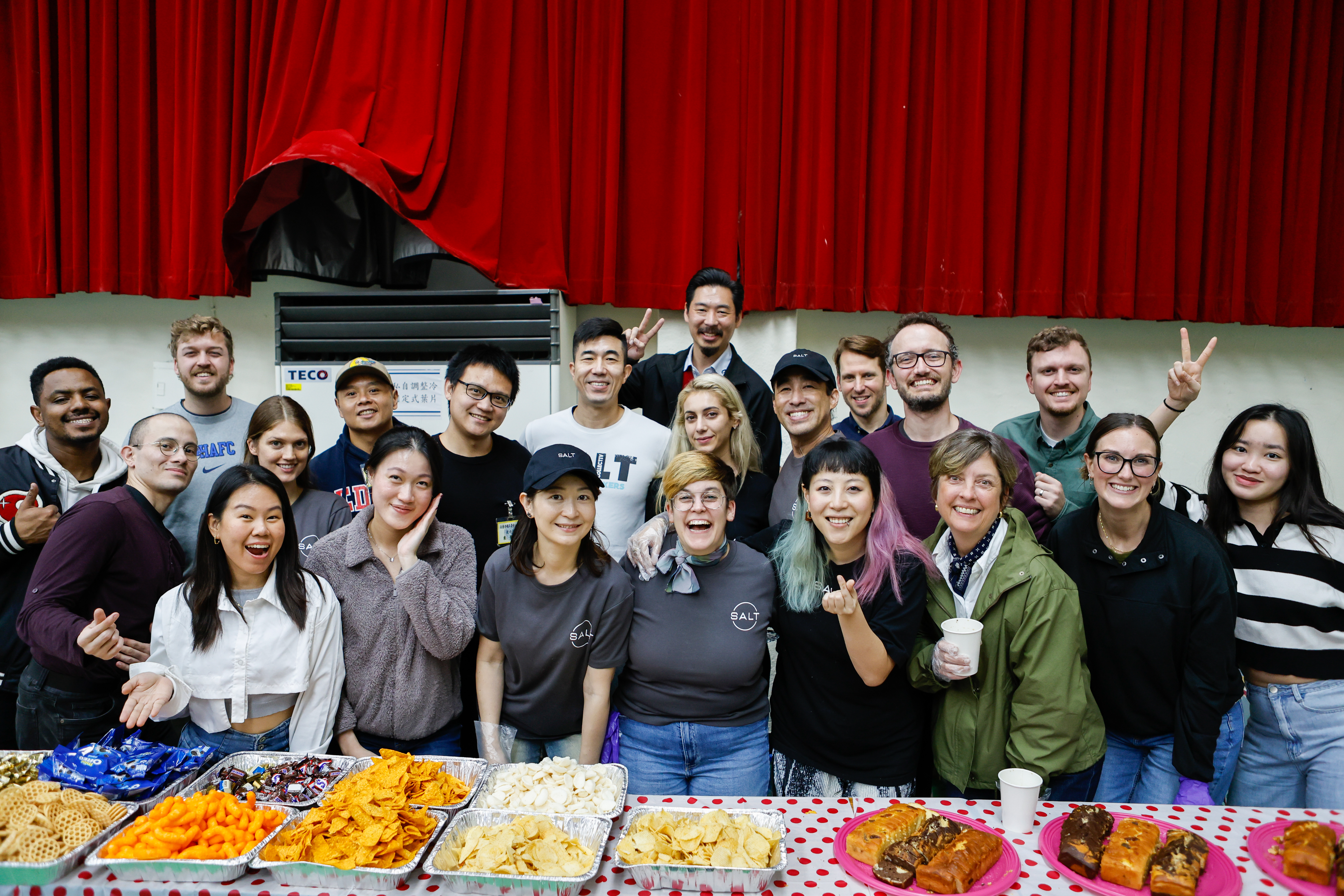 同工們關心外籍收容人過年，為他們預備家鄉菜。(受訪者提供)