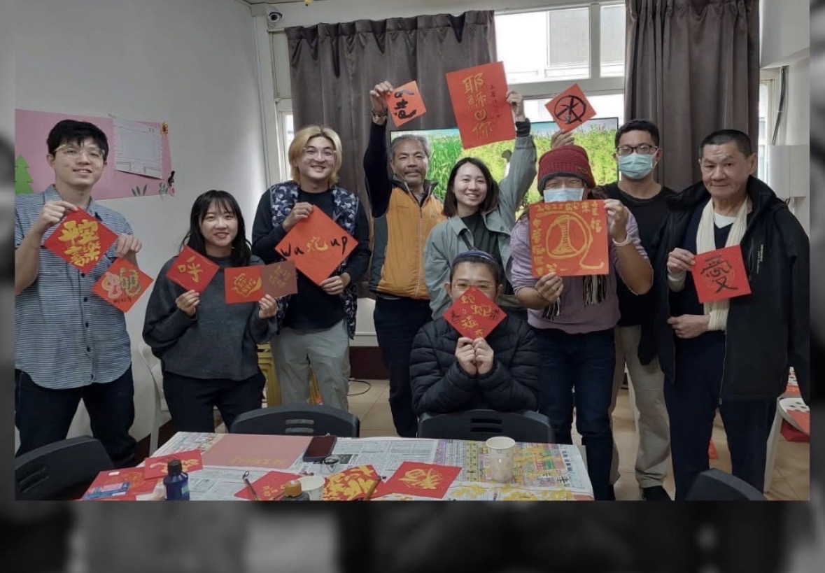 無家者一起製作春聯。(翻攝自台中旌旗教會臉書)