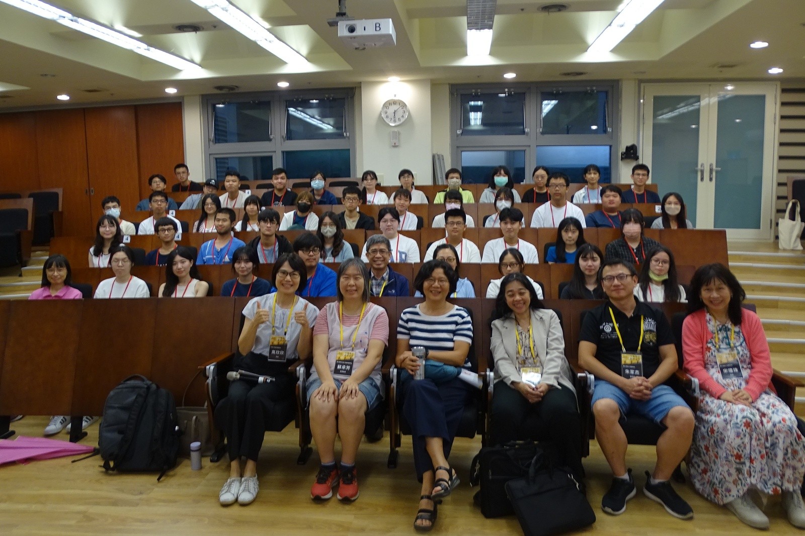 高欣欣教授（前排左1）致力推廣數學普及教育，藉由「大專生數學營」等活動，帶領青年學子看見數學的多元應用。(圖/中原大學提供)