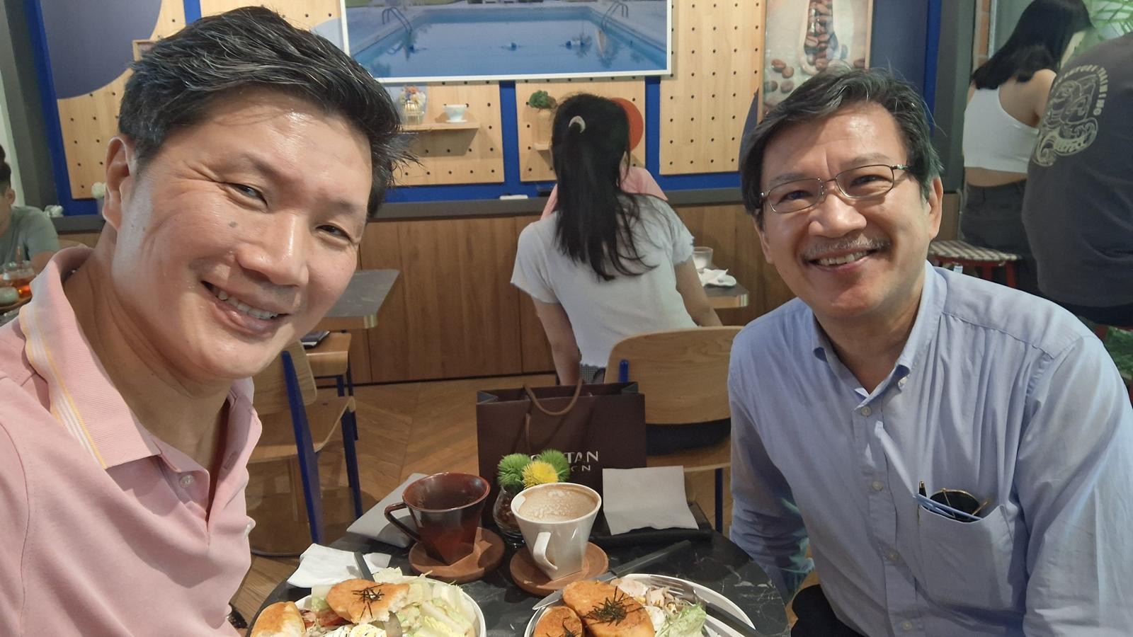 蔡頌輝牧師(左)和CMI會長黃亮宇牧師。(圖/黃亮宇牧師提供)