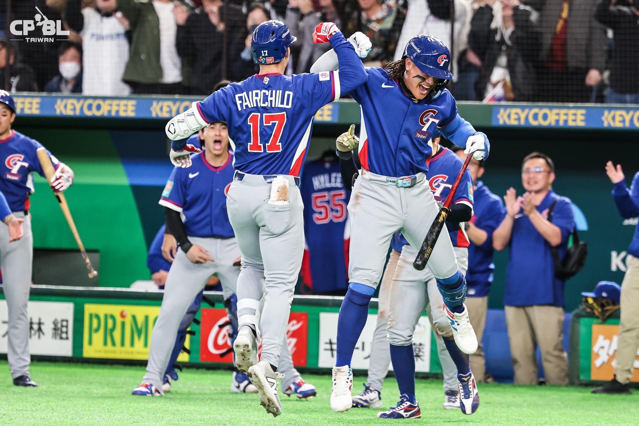 相互打氣。(圖/中華職棒CPBL FB)