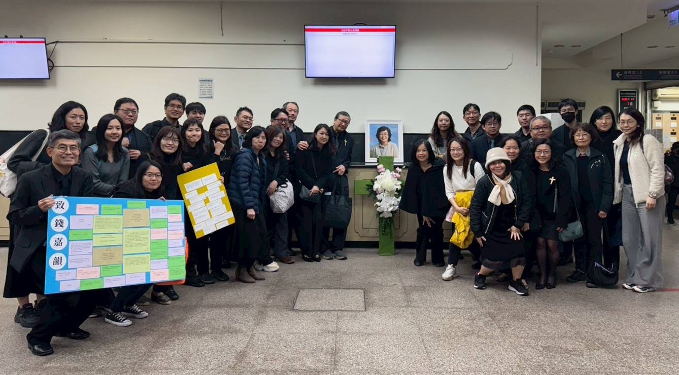 張南驥教授、家人與陽明團契的畢業生合影。(翻攝自陽明團契LINE群組)