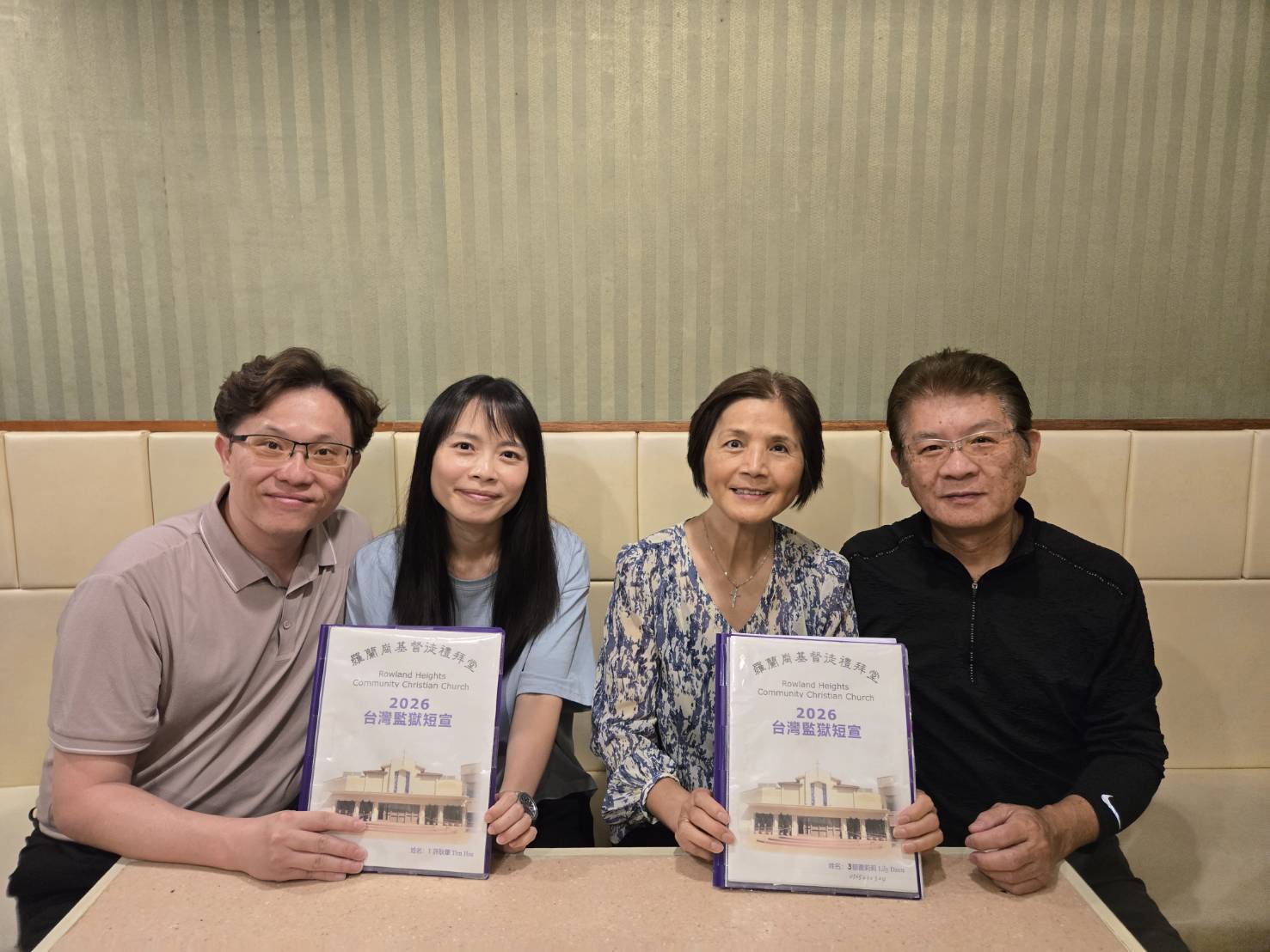 許耿華傳道吳詩琴師母（左1與左2）和資深宣教執事鄒念祖弟兄黃莉莉姊妹，於51勞動節假日在下榻飯店受訪後合影。（圖/梁敬彥攝影）