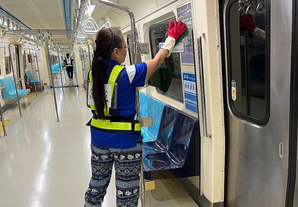 台北捷運加強車廂清潔消毒。(圖/台北市政府提供)