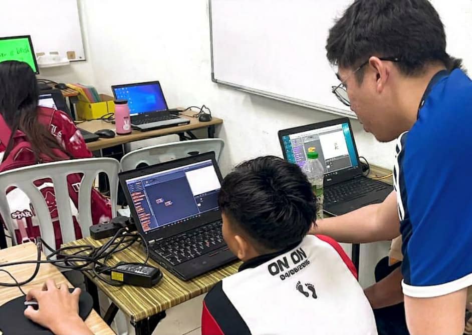 學生也學習電腦課。