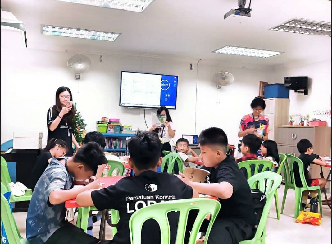 彭興強傳道的孩子也會到助學中心幫忙。
