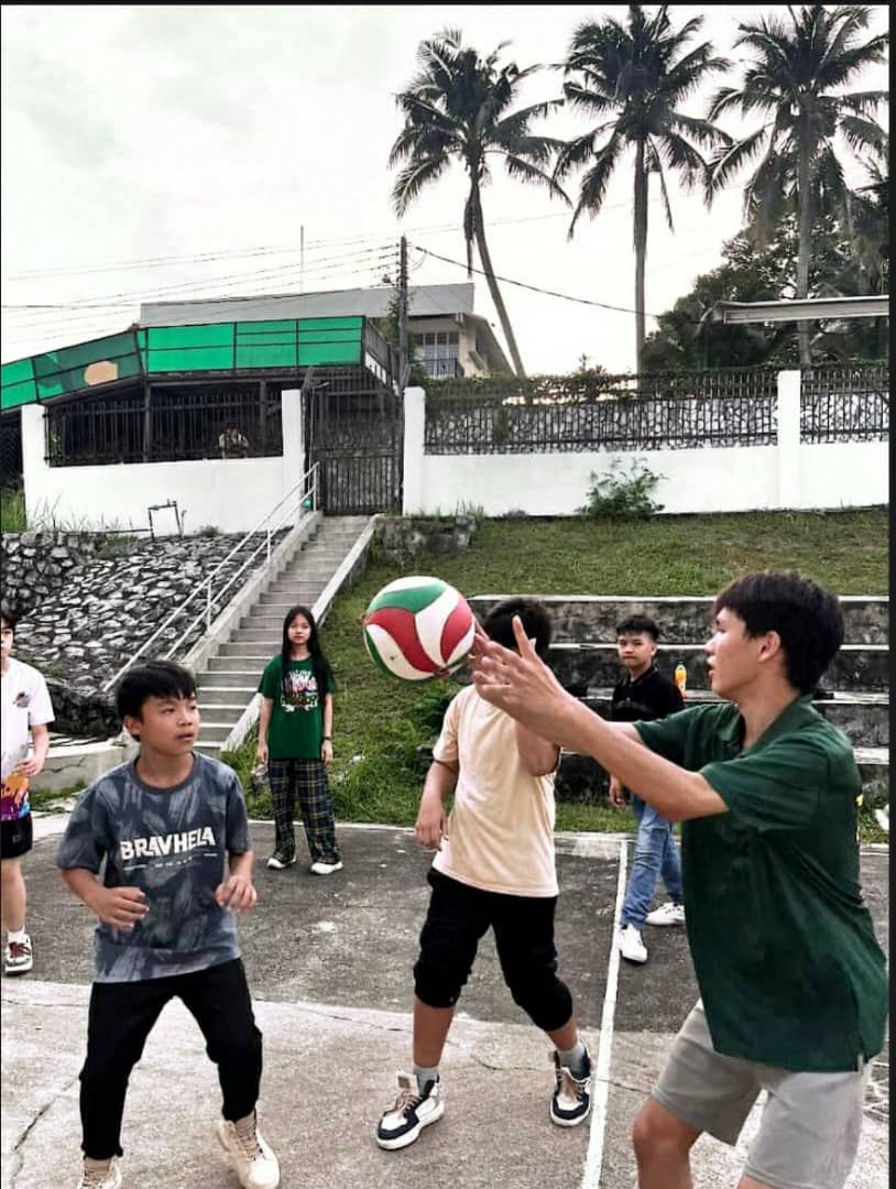 學生在空閒時段會打球關係融洽。