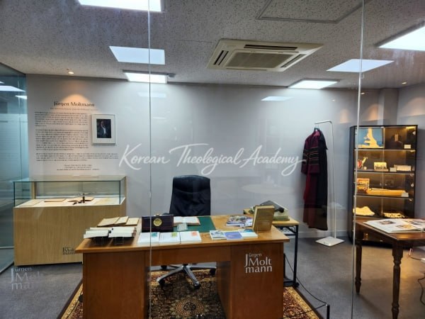 研討會會場同時展出莫特曼生前使用的私人物品。（Photo Credit:The Korean Theological Academy）