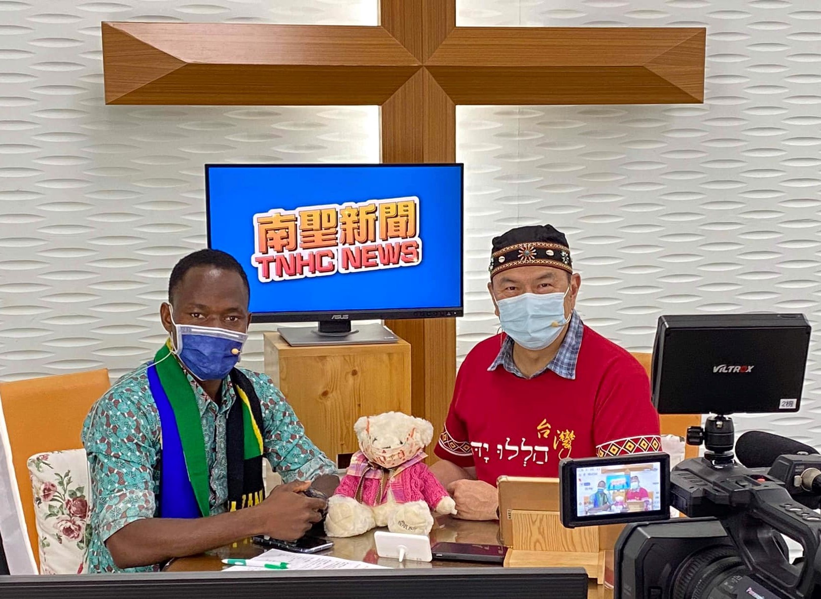 高敏智牧師與內森在南聖新聞分享。（圖/南聖提供）