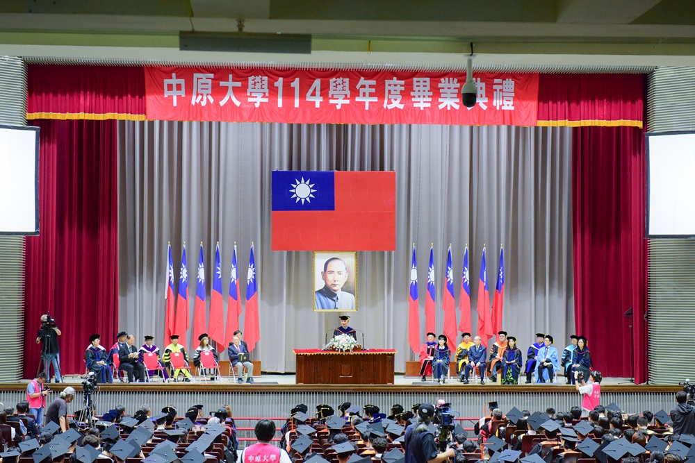 中原大學舉行第68屆畢業典禮,祝福畢業生帶著全人教育養分,展開人生新篇章。(中原大學提供)