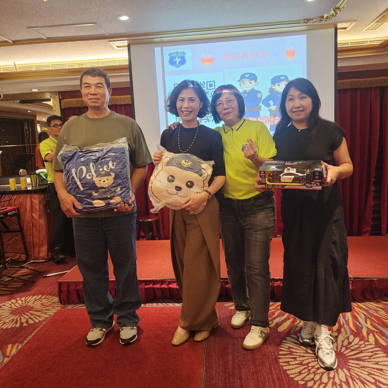 警光團契會長常曉玲(右二),與警察夫妻(左一二)合影。(圖/警光團契提供)