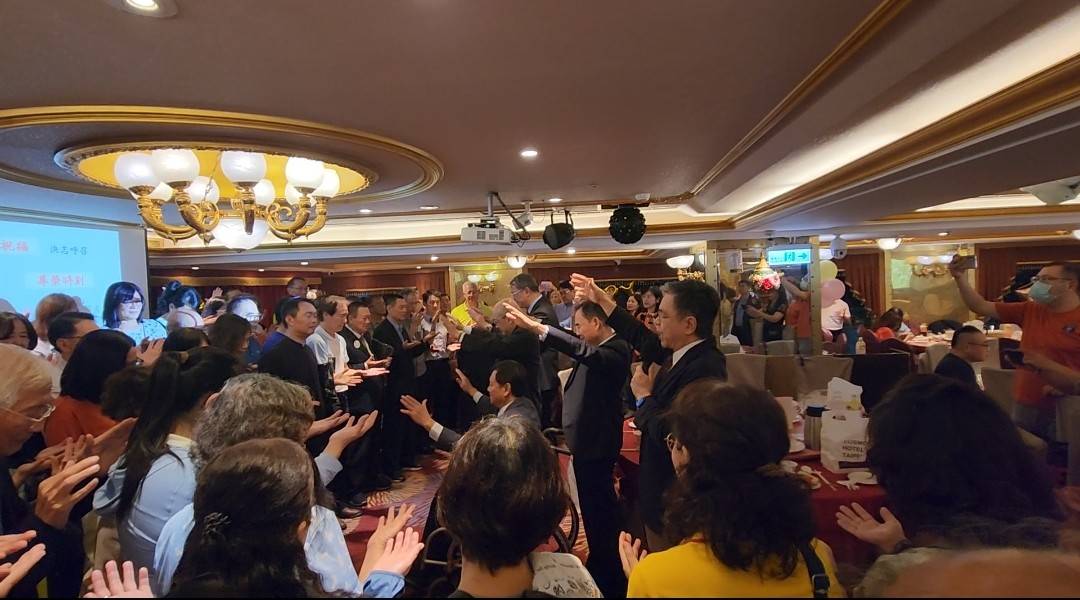 浸神院長譚國才牧師祝福禱告。(圖/警光團契提供)