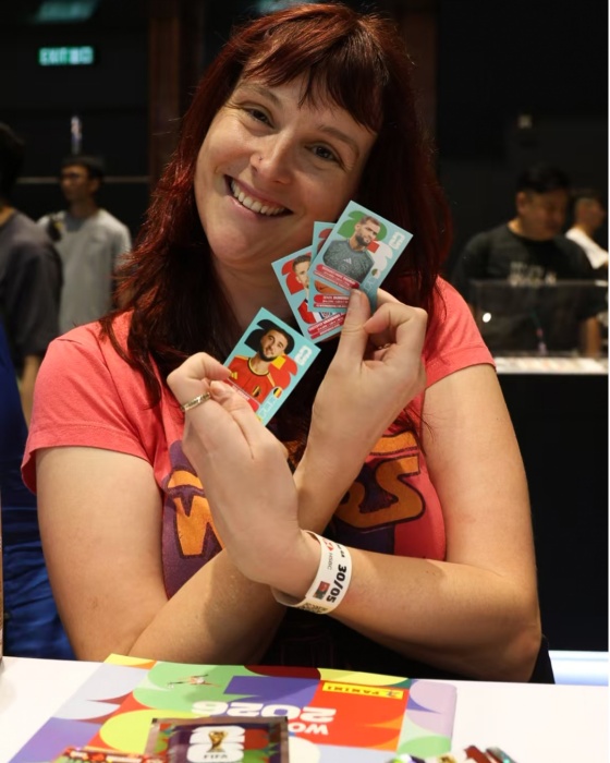 女球迷開心展示自己收藏的球星貼紙。（翻攝自IG@paniniamerica）