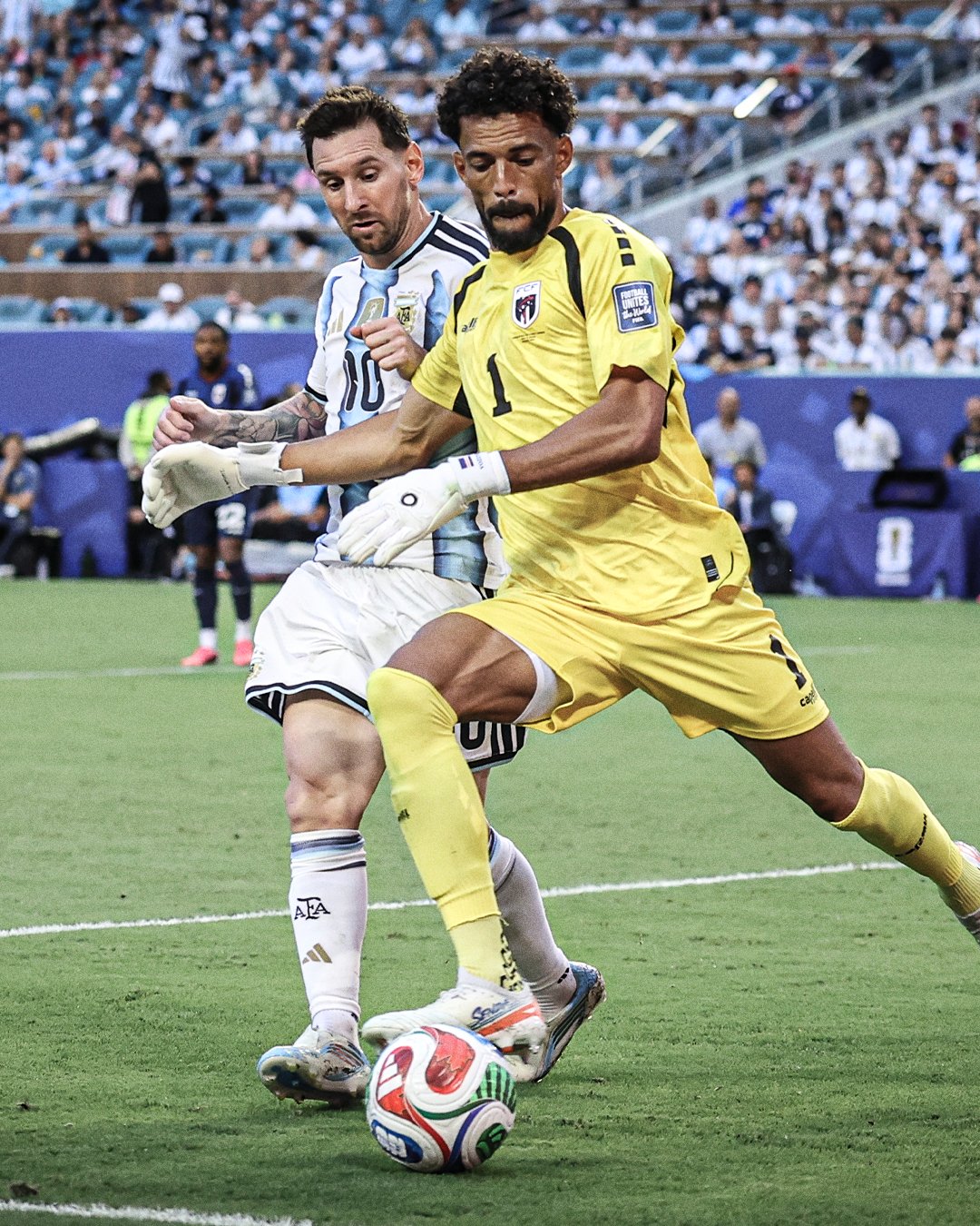 沃津哈（右）與梅西搶球。（X@ESPNFC）