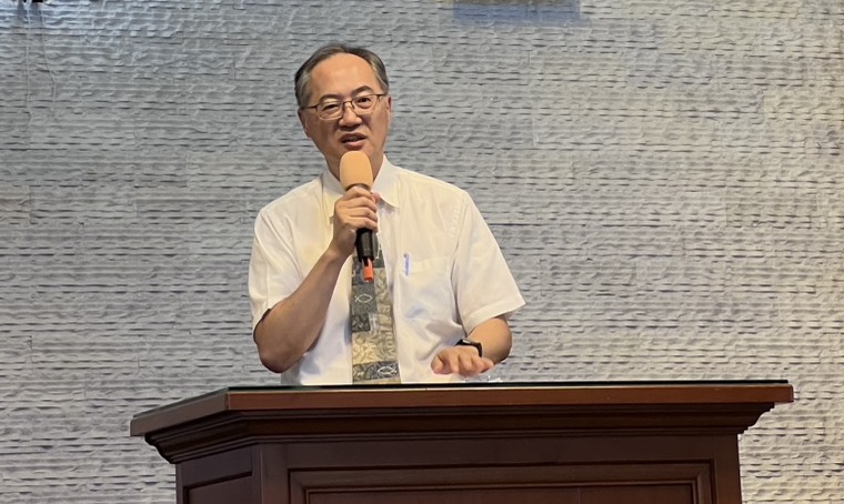 中原大學李信毅校牧於美崙教會分享信息,與會眾分享詩歌在信仰生命中的力量。(中原大學提供)