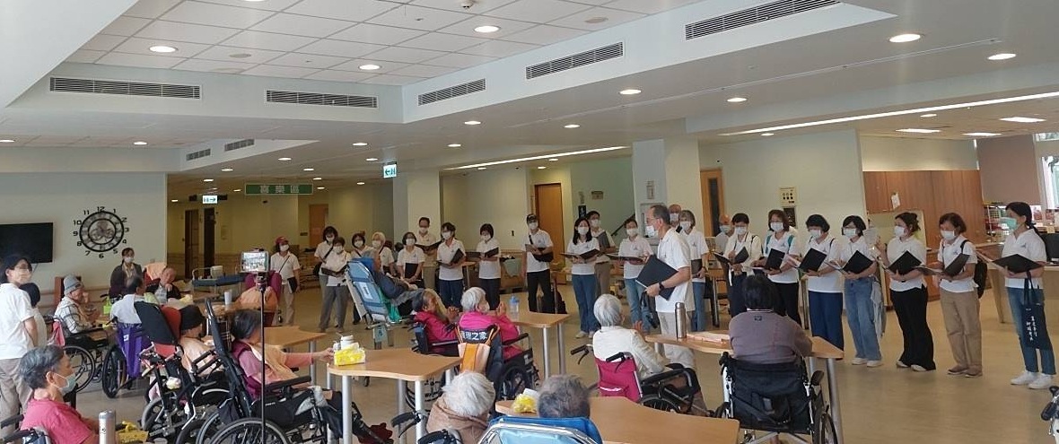 中原大學教職員詩班走入花蓮門諾醫院壽豐分院護理之家,獻唱詩歌傳遞關懷。(中原大學提供)