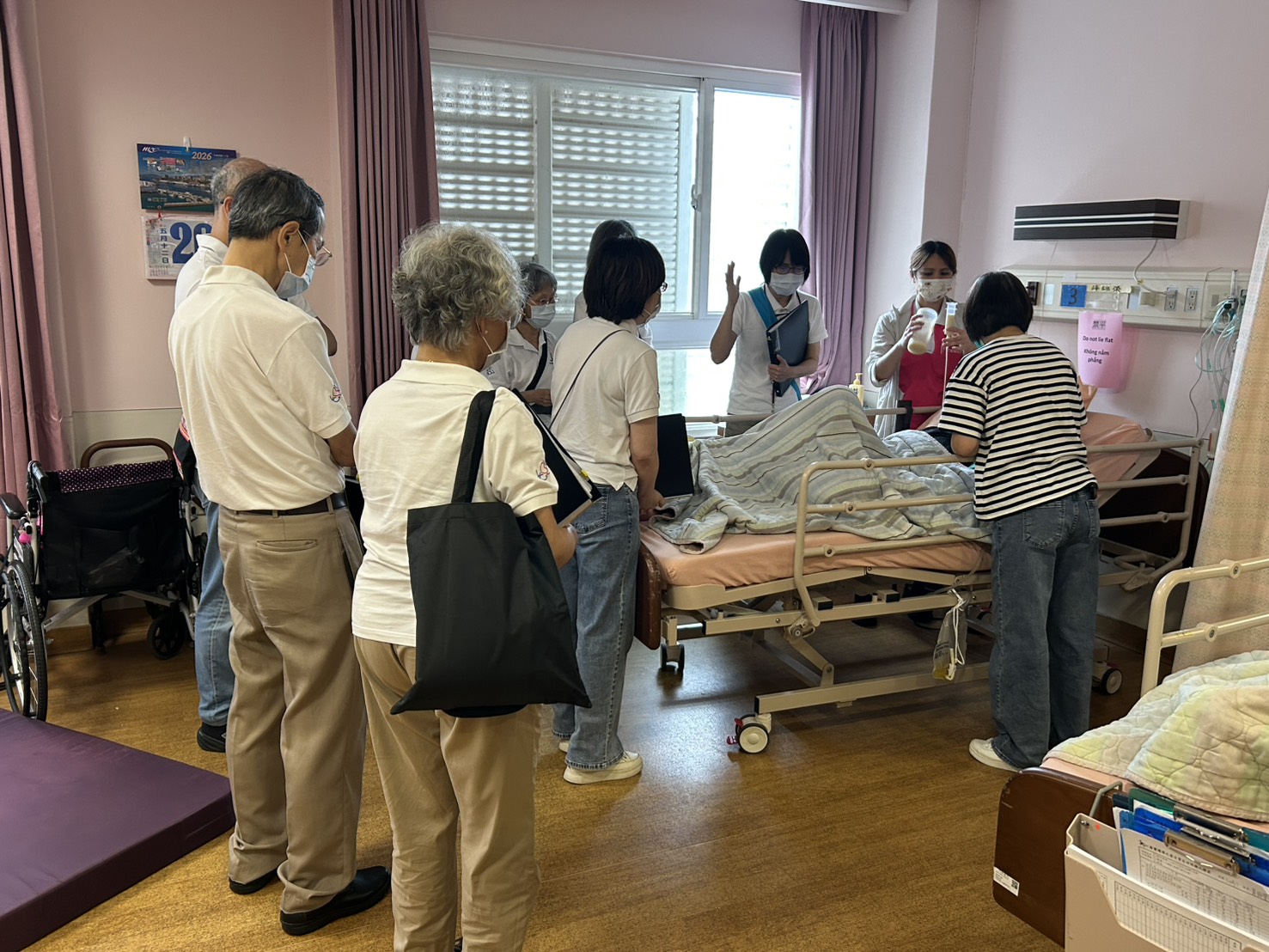 中原大學教職員詩班走入花蓮門諾醫院壽豐分院護理之家病房,透過詩歌與祝禱傳遞關懷。(中原大學提供)