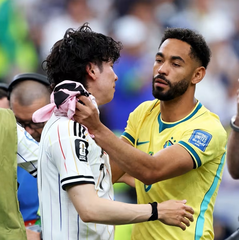 巴西前鋒庫尼亞暖心安慰日本球員田中碧。(翻攝自FIFA World Cup臉書)