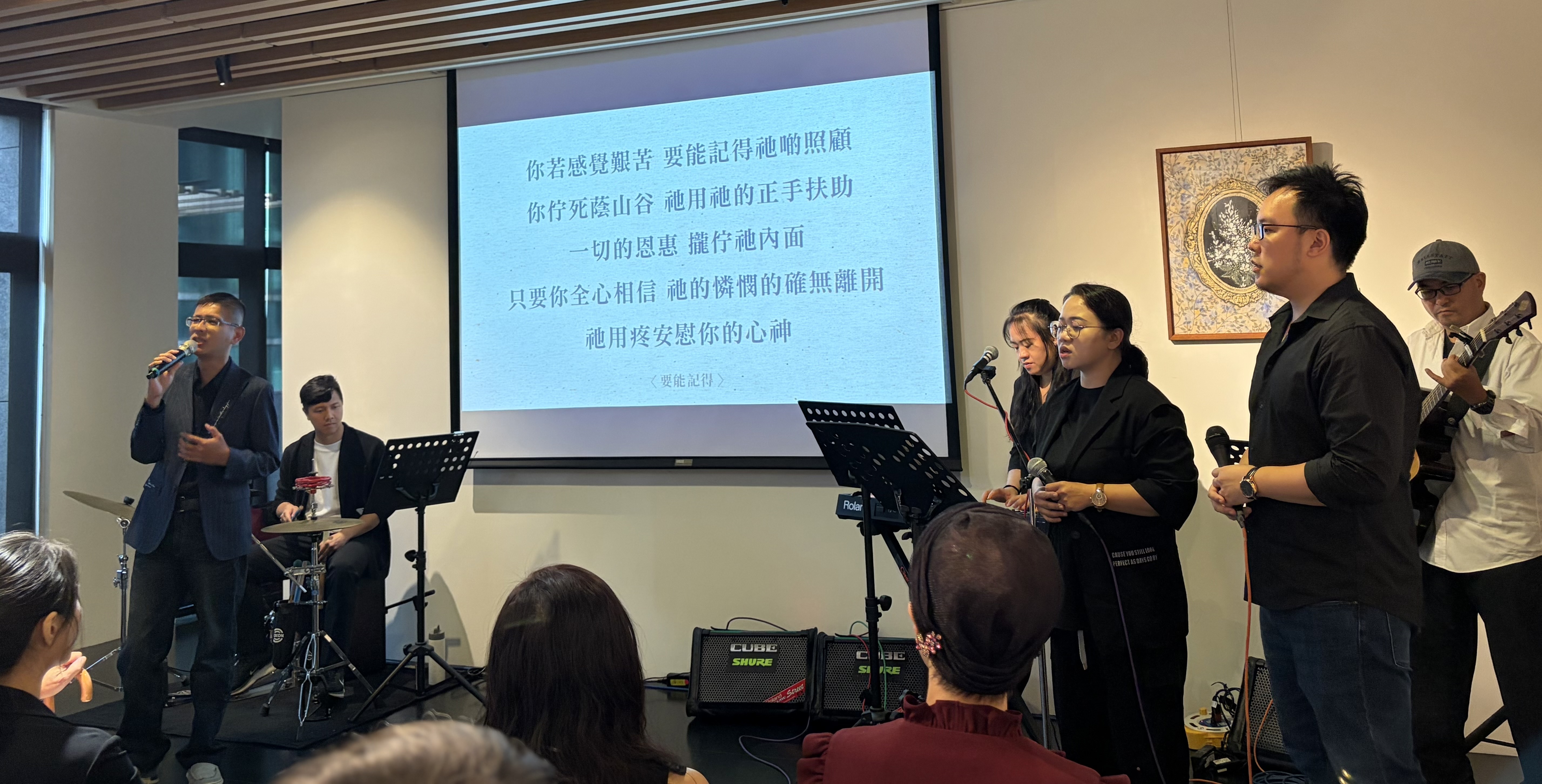德生長老教會葉元傑牧師(左一)和樂團。