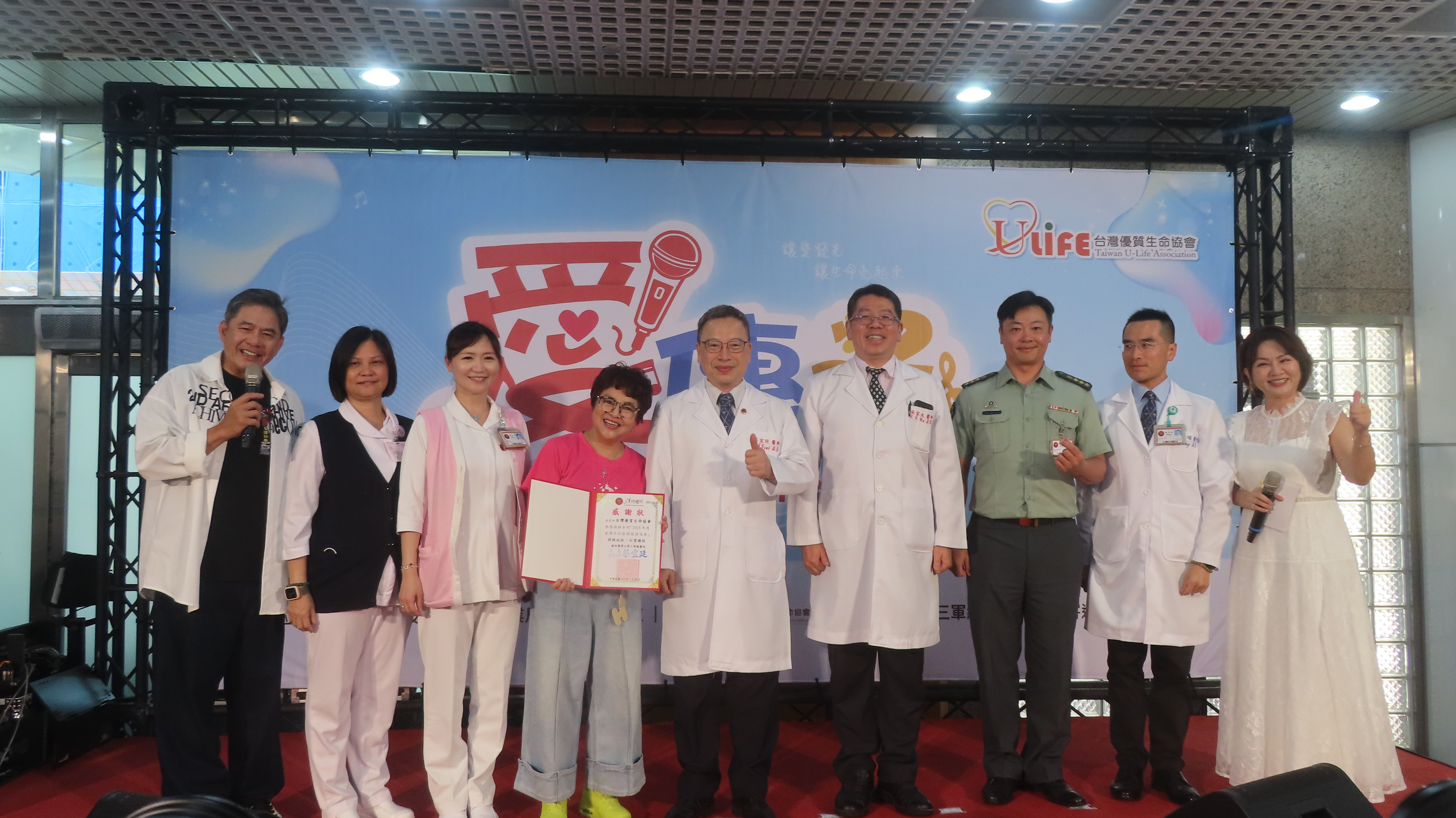 紀寶如(左4)和與會三總醫護團隊合影。(圖/梁敬彥攝影)