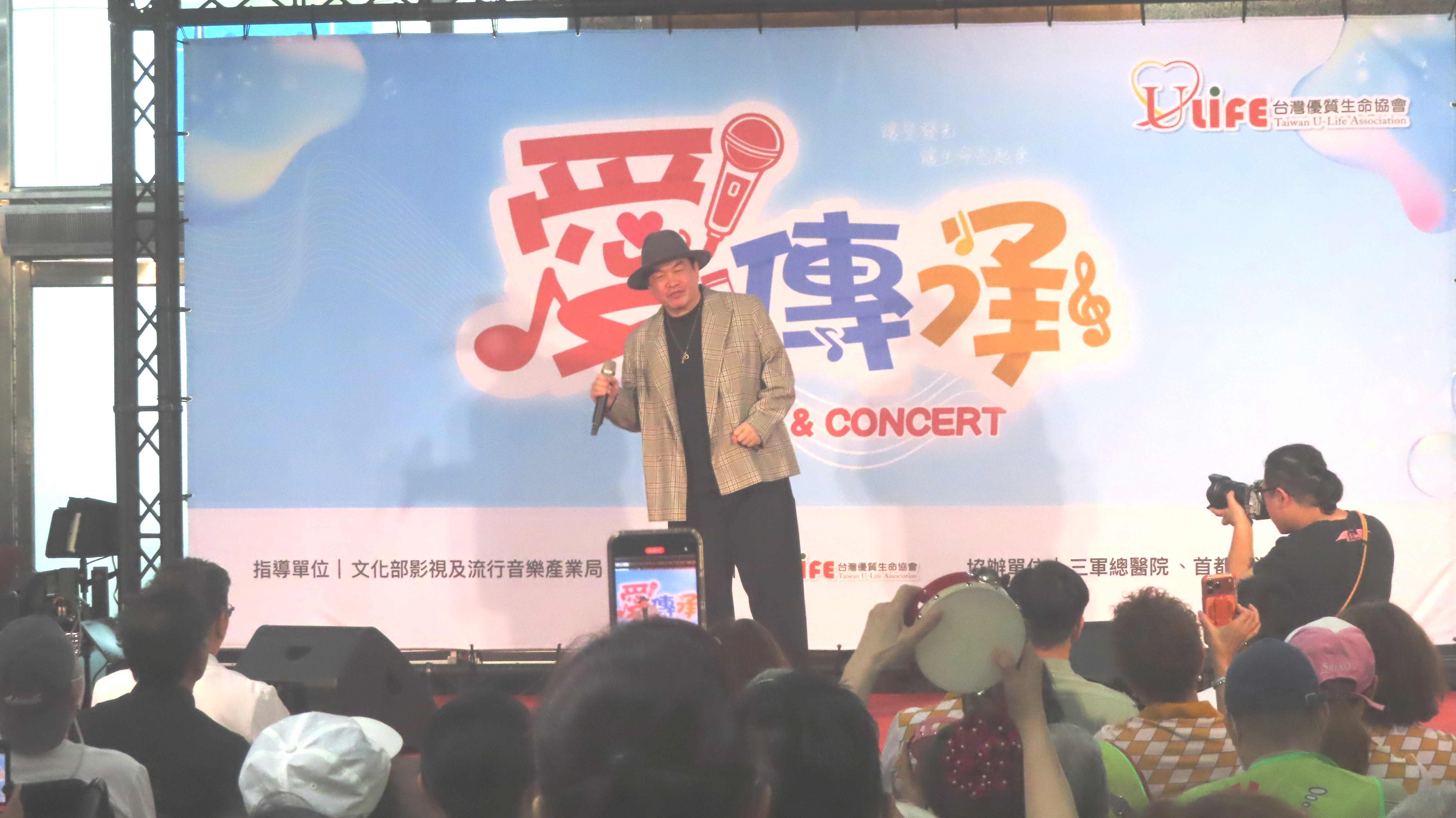 藝人康康戴著十字架項鍊演出。(圖/梁敬彥攝影)