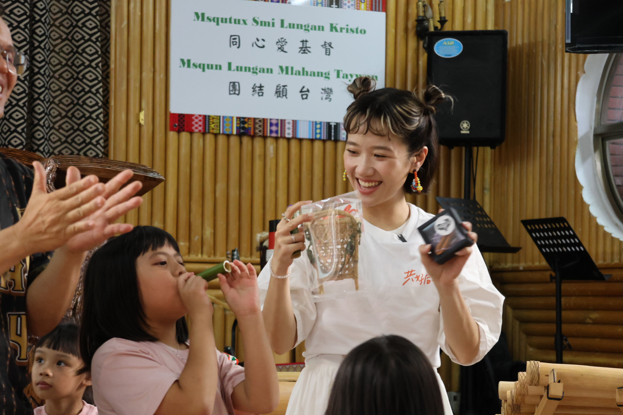 黃路梓因和教會的孩子互動。（圖/伊甸提供）