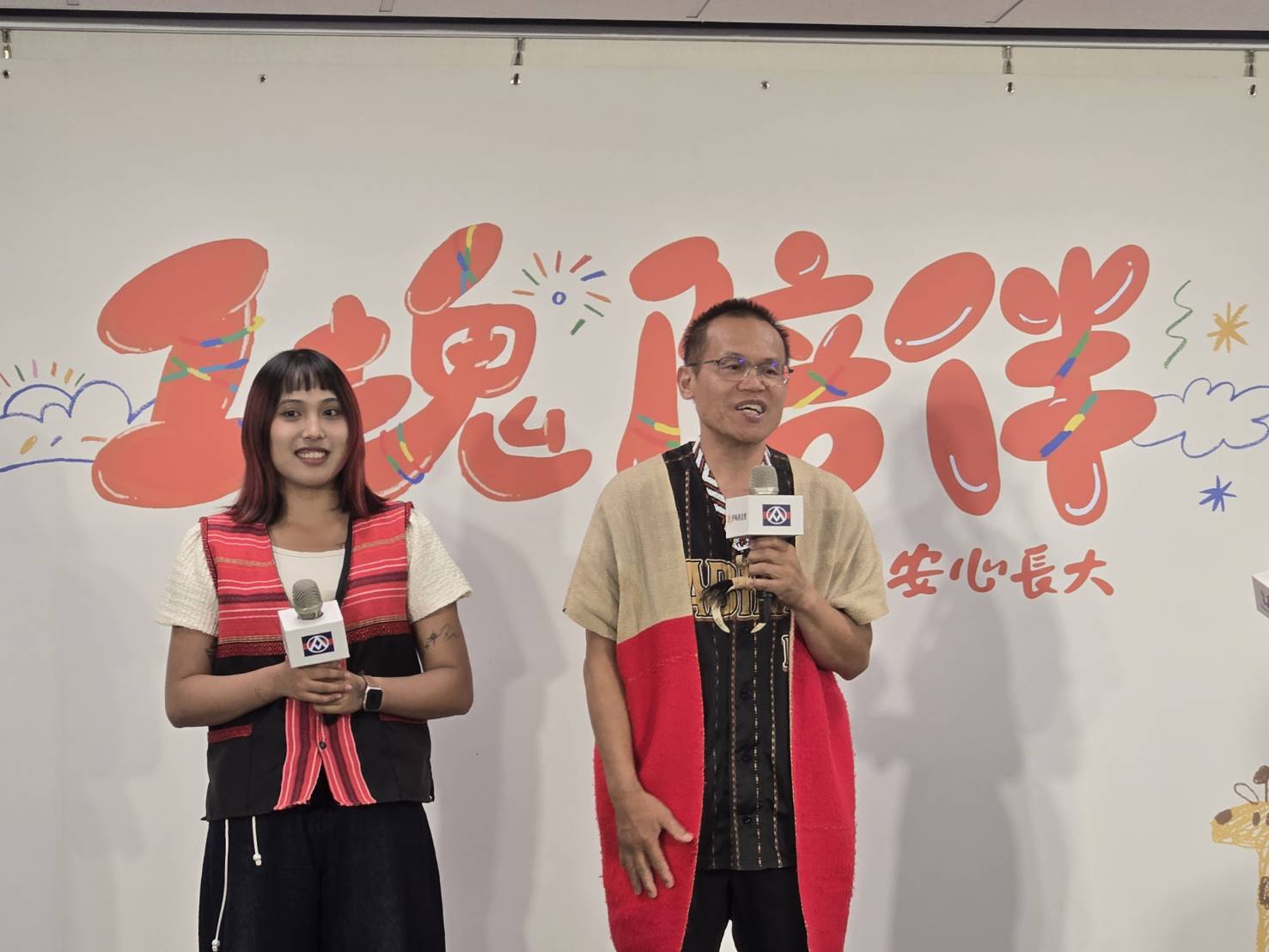 魯薩.達路牧師和部落返鄉青年陳軒分享。（圖/梁敬彥攝影）