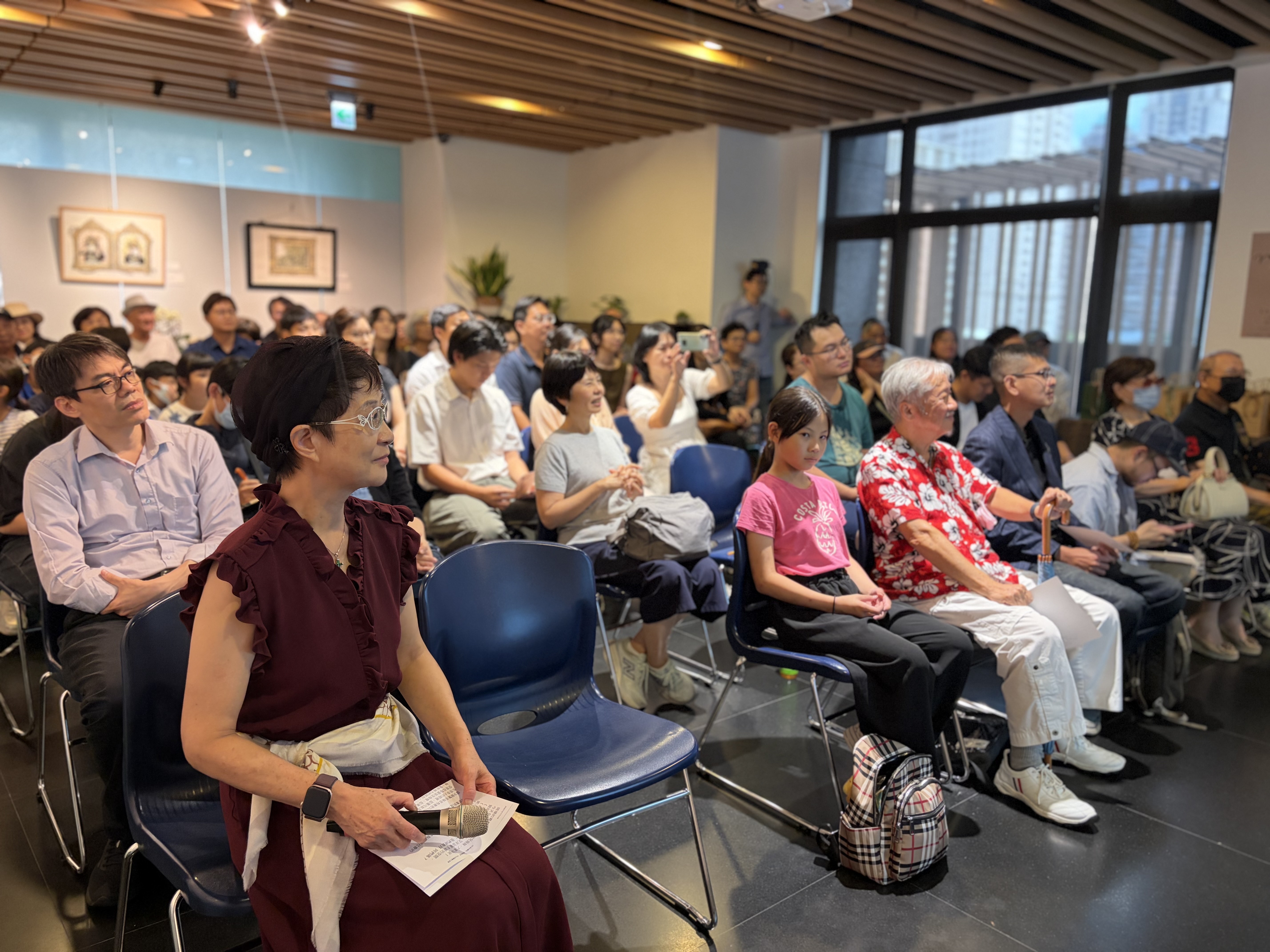 會場擠滿親友。(圖/李容珍攝影)